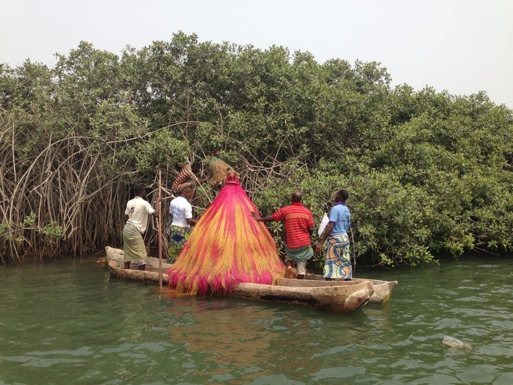 Lire la suite à propos de l’article Sacralisation des mangroves : Dix ans de succès pour la conservation durable et traditionnelle dans la Bouche du Roy