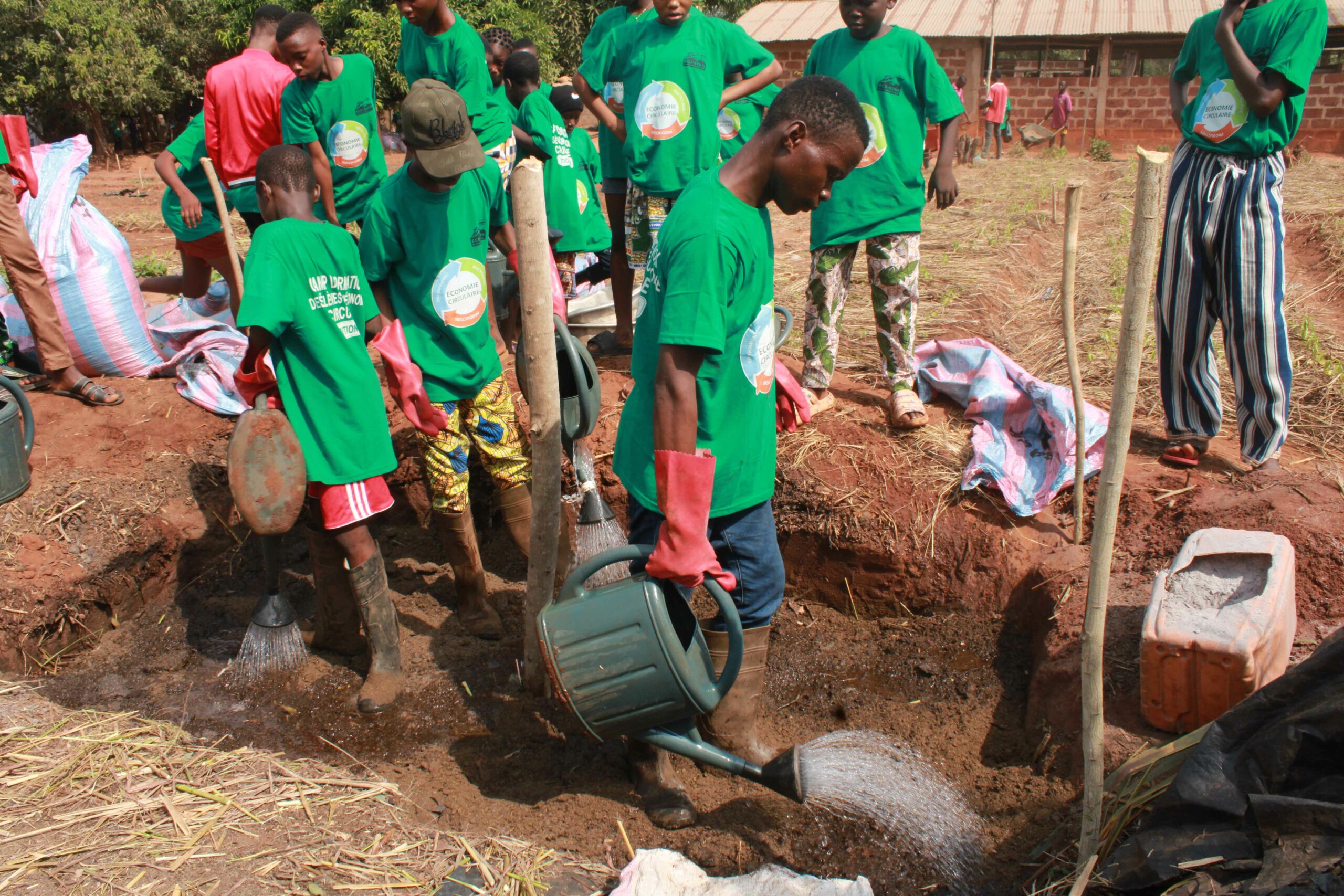 Lire la suite à propos de l’article Camp des jeunes sur l’Économie circulaire et l’adaptation aux changements climatiques : Eco-Benin active les futurs leaders du développement durable.